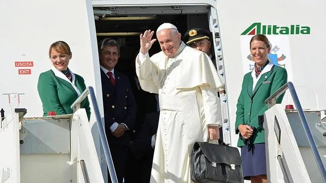 El Papa Francisco saludando justo antes de embarcar en el vuelo de camino a La Habana