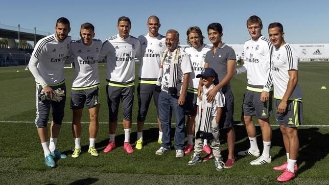 Osama y sus hijos se fotografían con parte de la plantilla del Real Madrid