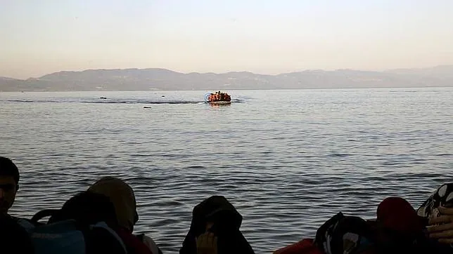 Imagen de archivo. Un bote cargado de refugiados llega a la costa de Lesbos