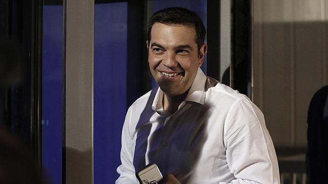 El ex primer ministro griego Alexis Tsipras llega a un debate electoral con el líder del partido conservador de oposición griego Nueva Democracia, Evangelos Meimarakis