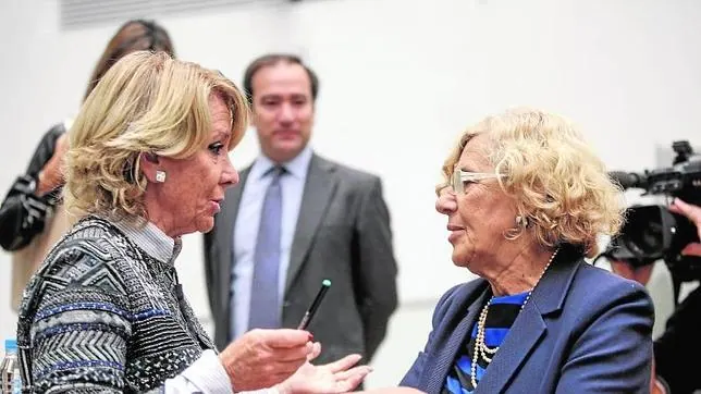 Aguirre y Carmena, juntas tras el último pleno municipal