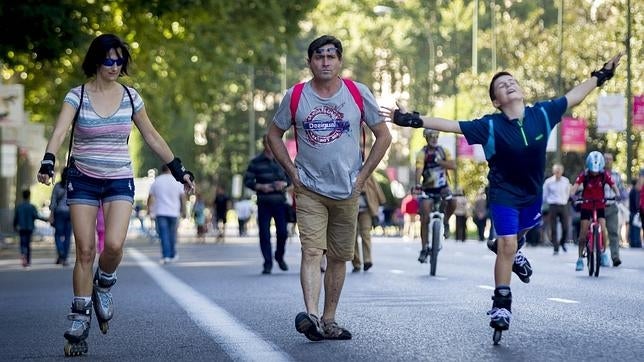 Los madrileños «toman» el Paseo del Prado