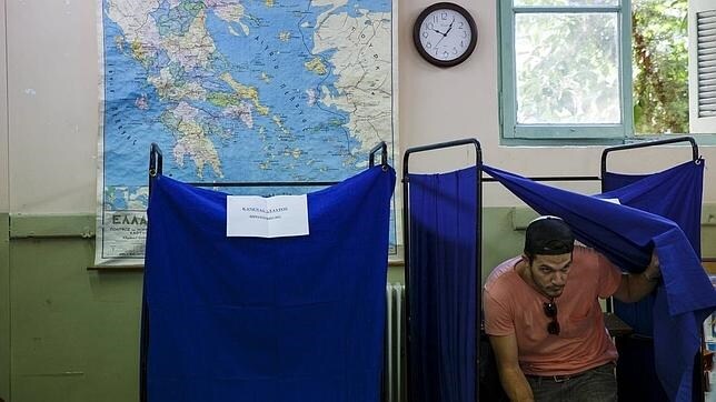 Un hombre en un colegio electoral de Atenas este domingo