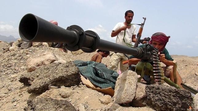 Un miliciano combate a los hutíes en Adén, al sur de Yemen