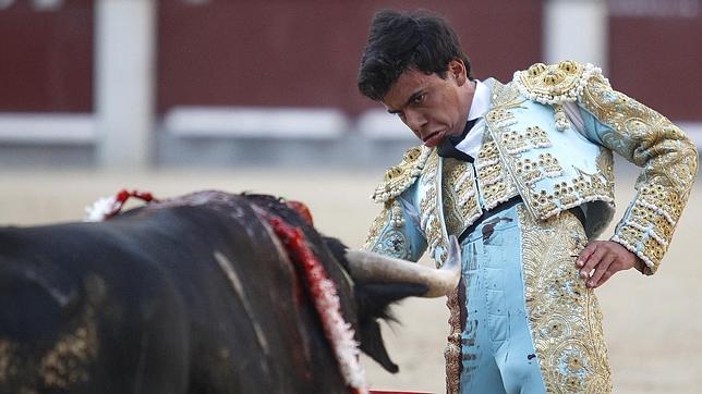 Juan de Castilla, siempre al frente en su debut de purísima y oro