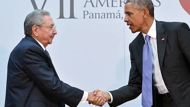 Raúl Castro y Barack Obama se dan la mano en la VII Cumbre de las Américas
