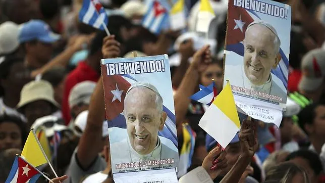Asistentes a la misa del Papa en Cuba alzan carteles de apoyo al Pontífice