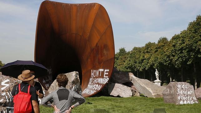 Un juez obliga a borrar las pintadas antisemitas en la «vagina de la Reina», de Kapoor, en Versalles