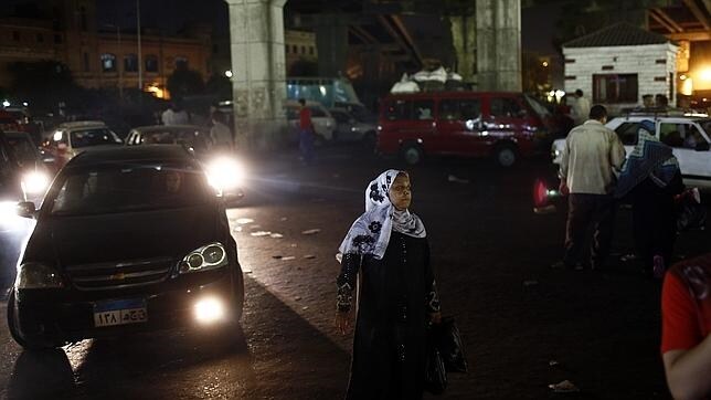 Imagen de archivo de una mujer cruzando una calle de El Cairo en Ramadán