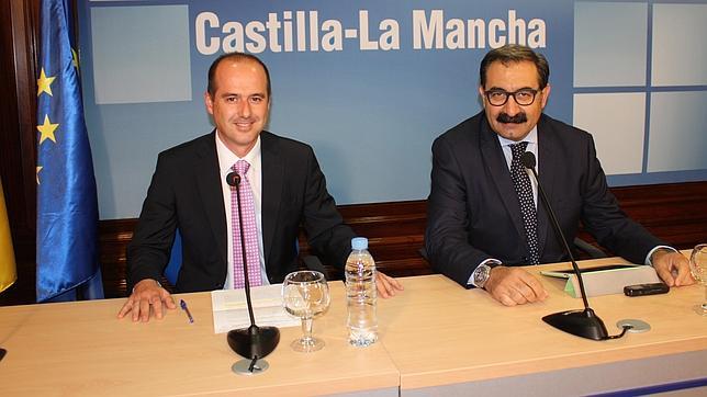 El delegado de Castilla-La Mancha en Guadalajara junto al consejero de Sanidad