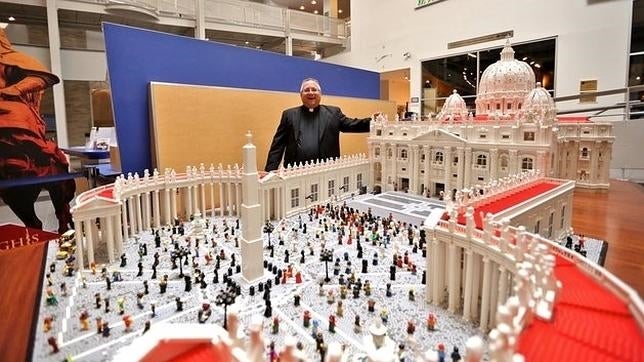 El sacerdote que ha construido una réplica del Vaticano usando 500.000 'legos'