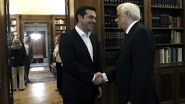 El líder izquierdista Alexis Tsipras (izda) se reúne con el presidente griego Prokopis Pavlopoulos