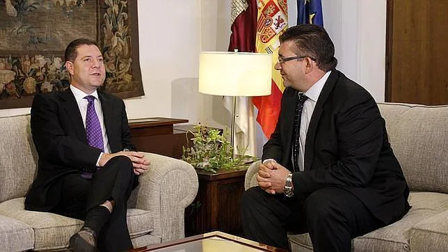 Emiliano García-Page, presidente de Castilla-La Manha, se reunió este lunes con José María Saiz, alcalde de Villar de Cañas