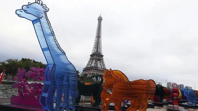 Un total de 140 esculturas adornan los alrededores de la Torre Eiffel