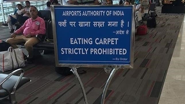 Un aeropuerto en la India prohíbe comer la alfombra