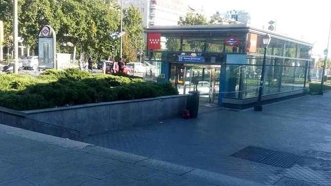 La mochila sospechosa, en primer término, delante del acceso al metro en Nuevos Ministerios