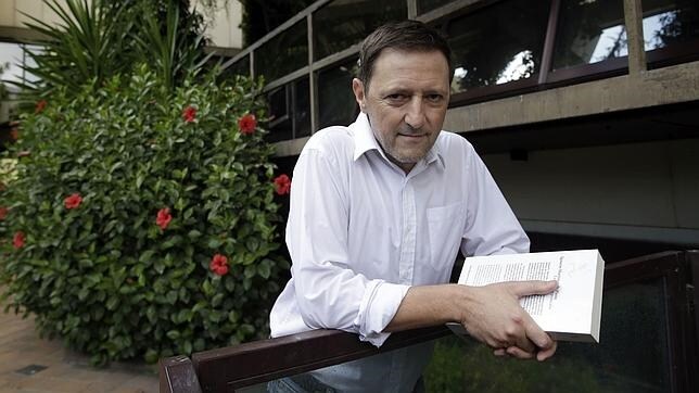 Ignacio Martínez de Pisón posa tras el premio conseguido