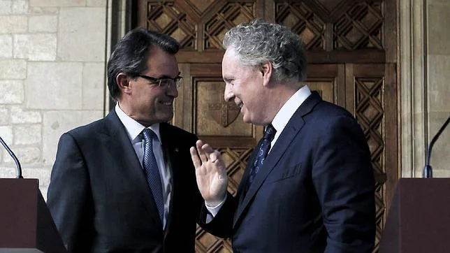 El presidente de la Generalitat, Artur Mas, conversa con el exprimer ministro del Québec, Jean Charest, en 2011