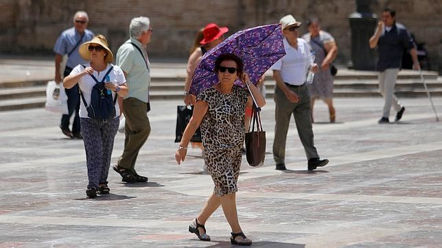 Una turista se protege del calor en el centro de Valencia