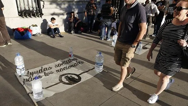 Los acampados neonazis desplegaron esta pancarta de tintes xenófobos a las puertas del Ayuntamiento