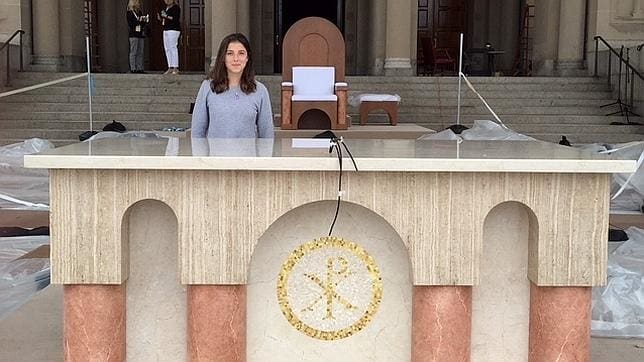 Ariadne Cerritelli, estudiante de Arquitectura que ha diseñado la silla, la mesa y el púlpito que utilizará el Papa
