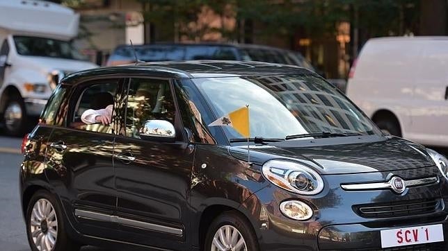 El Fiat 500L del Papa, en el país de las limusinas