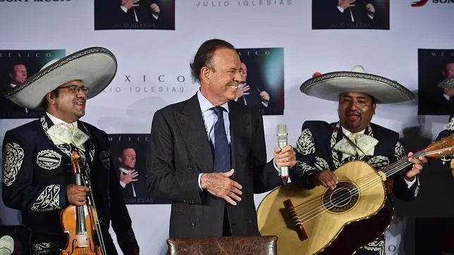 Julio Iglesias en la presentación de su disco «México»