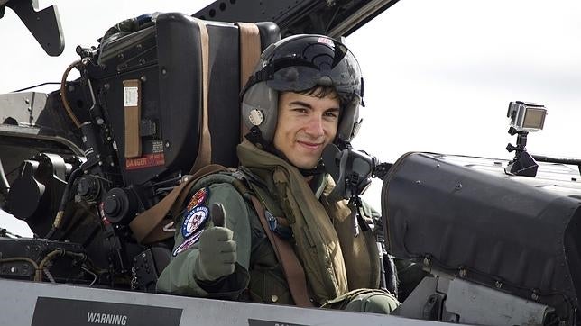 Maverick Viñales cambia la moto por un avión de combate F-18