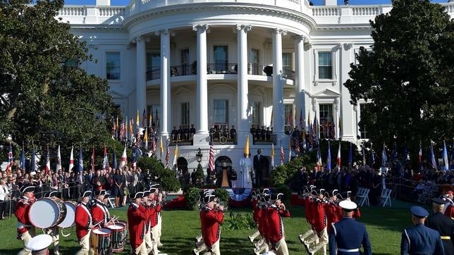 El Papa Francisco presencia un desfile en su honor, junto al presidente de Estados Unidos, Barack Obama, en la Casa Blanca