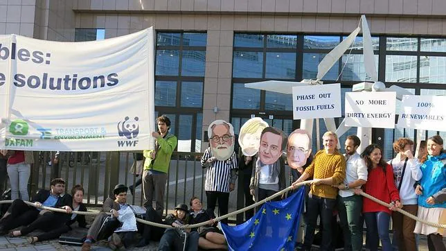 Media docena de asociaciones se manifestaron frente al Consejo de la Unión Europea para solicitar a los líderes europeos que apoyen el uso de energías renovables