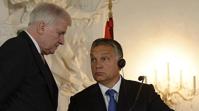 Seehofer y Orban, aliados contra Merkel en la crisis migratoria