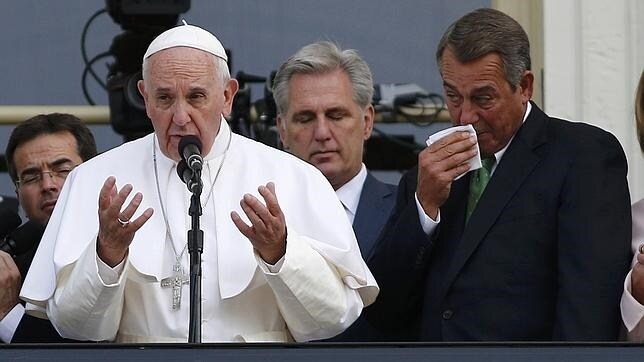 El presidente del Congreso, John Boehner, secándose las lágrimas junto a Kevin McCarthy y al Papa Francisco