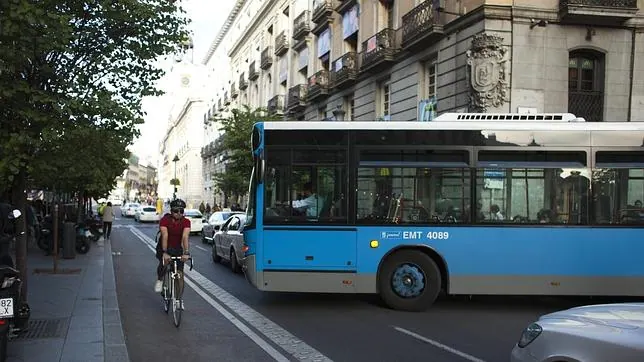 Una autobús frena en el paseo de la Castellana
