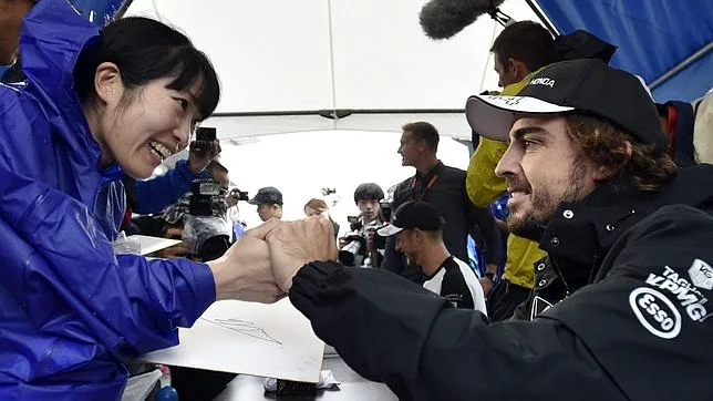 Alonso y Button atienden a los aficionados en Suzuka