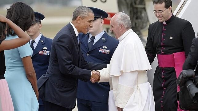 El presidente estadounidense, Barack Obama (i), recibe al papa Francisco (d) en la base aérea de Andrews