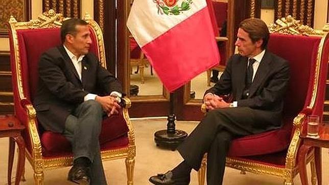 El presidente de Perú, Ollanta Humala, junto al expresidente español José María Aznar, en Lima