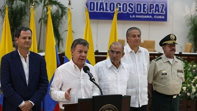 El presidente de Colombia, Juan Manuel Santos, con su equipo negociador, el miércoles en La Habana