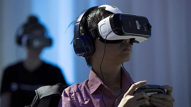 Un asistente al evento prueba las nuevas Gear VR de Samsung, disponibles por 99 euros en EE.UU.