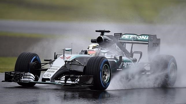 Kvyat manda en unos libres pasados por agua en Suzuka