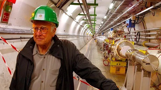Foto de archivo tomada en 2008 durante la construcción del Gran Acelerador de Partículas (LHC) junto al que posa el profesor británico Peter Higgs