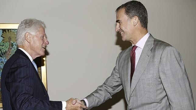 El Rey saluda al expresidente de Estados Unidos Bill Clinton en Nueva York