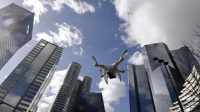 Será necesario presentar un plan de seguridad para hacer volar drones en zonas pobladas