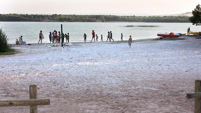 El embalse de Alcañiz, cerrado a la navegación por la plaga del mejillón cebra