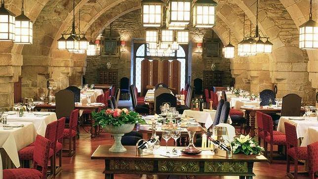 A los pies de la catedral y con siglos de historia entre sus paredes