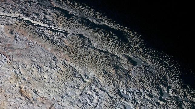Cráteres, colinas, hoyos de sublimación y acumulaciones de hielo. La meteorología y la geología de Plutón parecen ser muy complejas