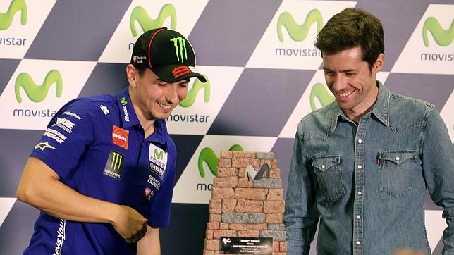 Lorenzo colabora en el diseño del trofeo