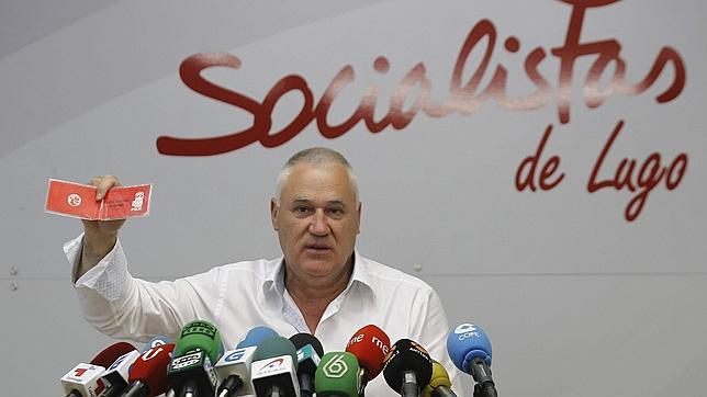 El diputado provincial, Manolo Martínez, muestra su carnet del PSdeG-PSOE