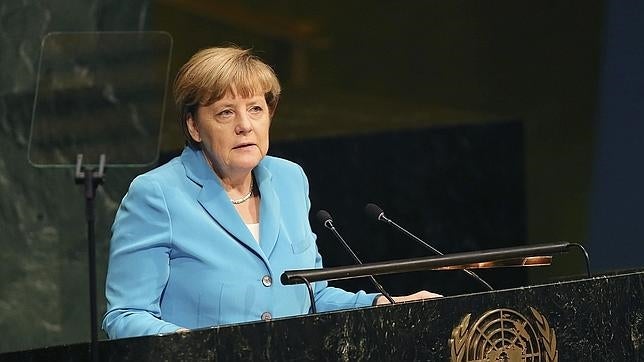 Merkel busca el espíritu de la reunificación alemana para la crisis de los refugiados