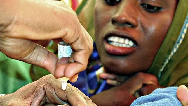 Un niño recibe una vacuna contra la polio en Nigeria