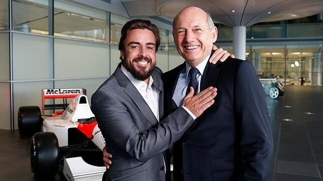 Alonso y Dennis, en la sede de McLaren